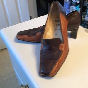 Beautiful 2 tone Carmel and chocolate brown shoes